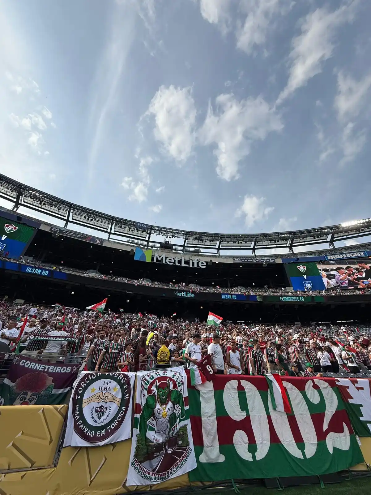 Image from Fluminense FC: TORCIDA TRICOLOR PRONTA PARA FAZER DO METLIFE A NOSSA CASA! VAAAAMOSSS...