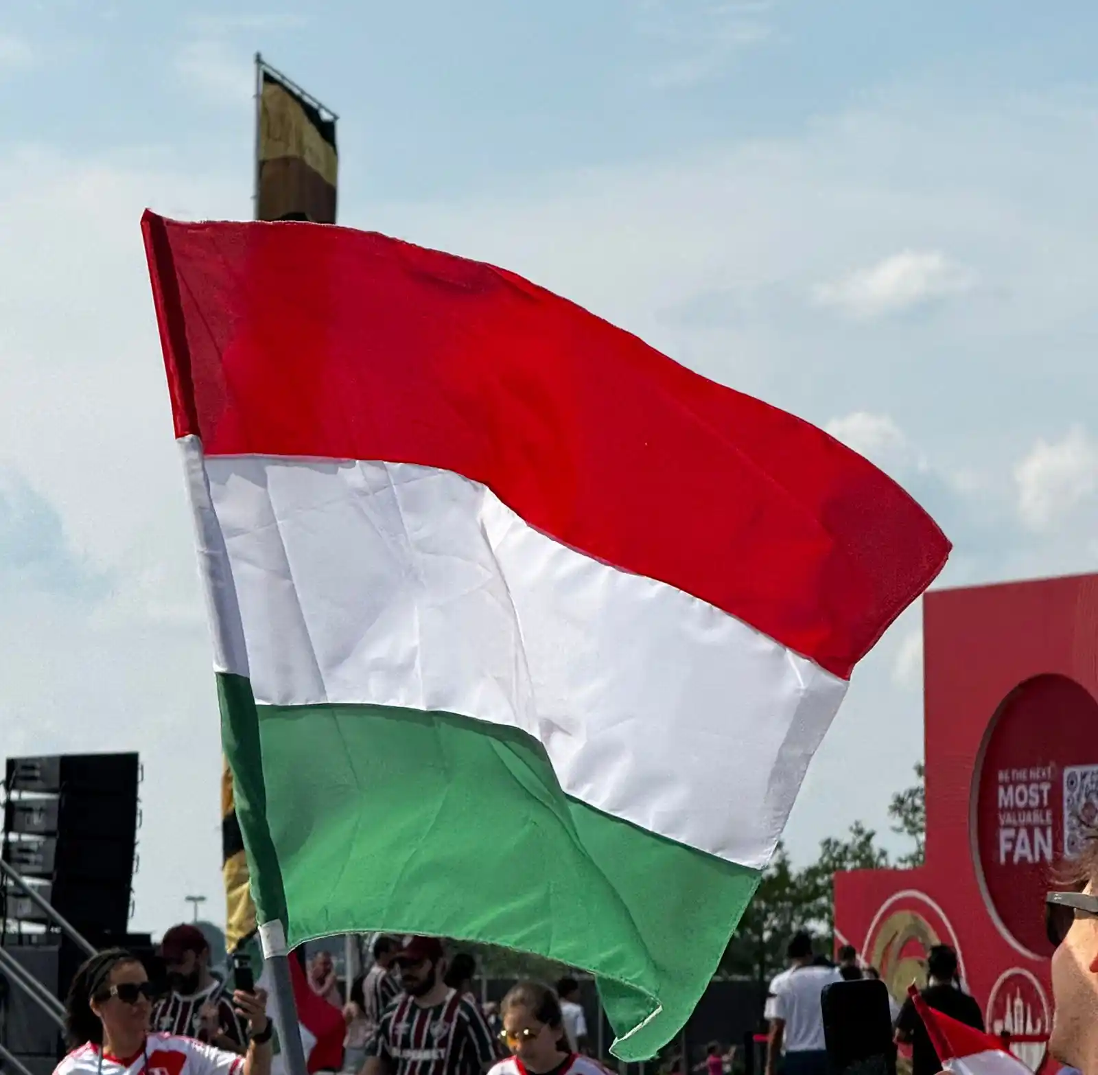 Image from Fluminense FC: Tricolor, a entrega das bandeirinhas do Flu está sendo realizada nos p...