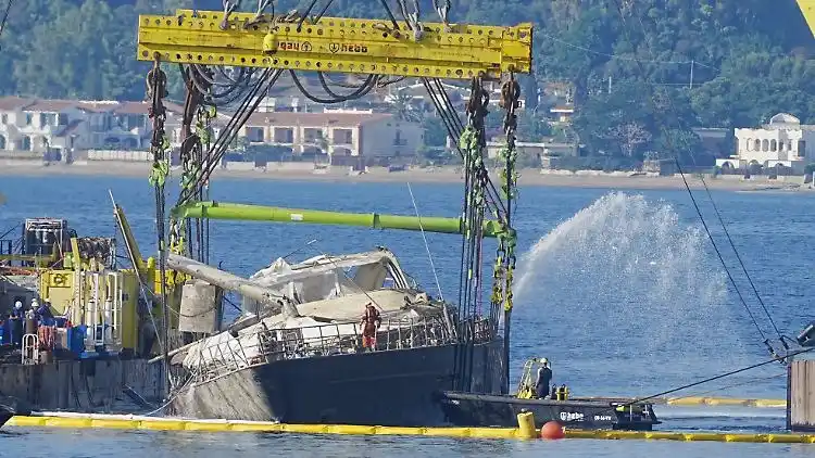 Image from ntv: Als unsinkbar deklariert *Luxusjacht "Bayesian" endlich aus dem Meer g...
