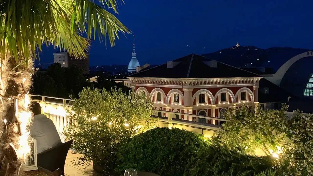 Image from TorinoToday: Aperitivi in terrazza, champagne da 500 euro e feste nella spa: cosa f...