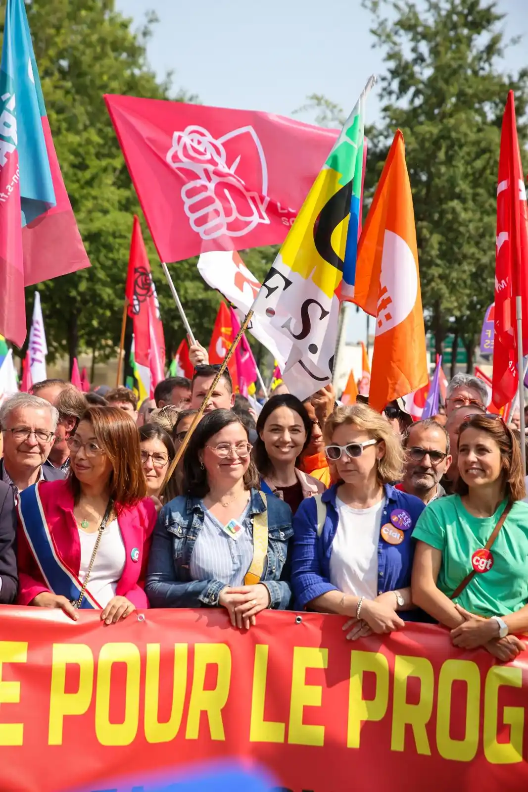 Image from Parti socialiste: Aujourd'hui, nous sommes plus de 3000 à <a class="text-blue-500 hover:...