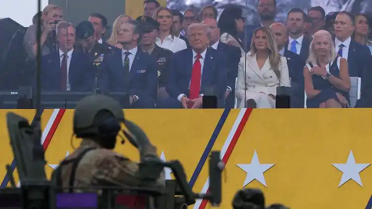 Image from ntv: "Das tun Diktatoren" *Trump salutiert quietschenden Panzern vor stille...
