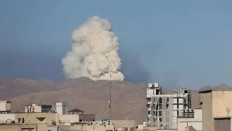 Image from ntv: Dutzende Angriffe in der Nacht *Israel: Militärisches Forschungszentru...