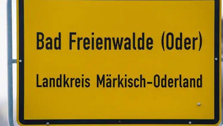 Image from ntv: Überfall auf Familienfest *Vermummte greifen Kundgebung gegen rechts i...