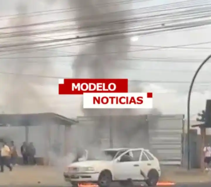 Image from Modelo Noticias • Manta: 🚨🔥Vehículo en llamas en la Vía Manta - Rocafuerte....