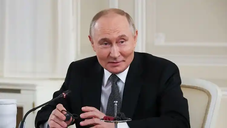 Image from ntv: "Wenn der Kanzler Kontakt sucht" *Putin macht Merz ein Gesprächsangebo...