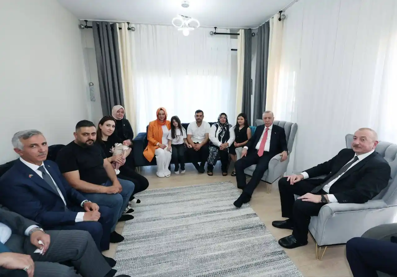 Image from Baku.es: 🇦🇿🇹🇷İlham Əliyev və Ərdoğan "Azərbaycan" məhəlləsindəki evlərdən b...