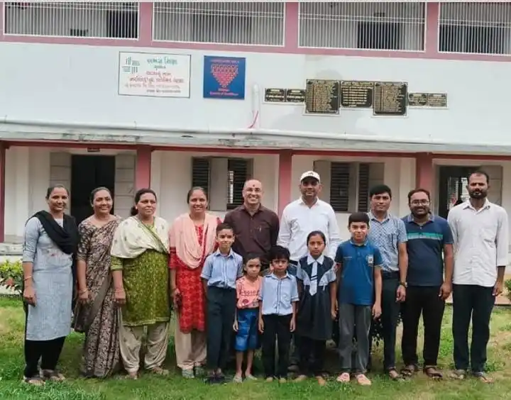 Image from ગુજરાત શિક્ષિત યુવા સમિતિ Official: *ચાલો સ્વયંને બદલીએ, સમાજ આપોઆપ બદલાશે” – સરકારી શાળાની મહિમા વધારતું ...