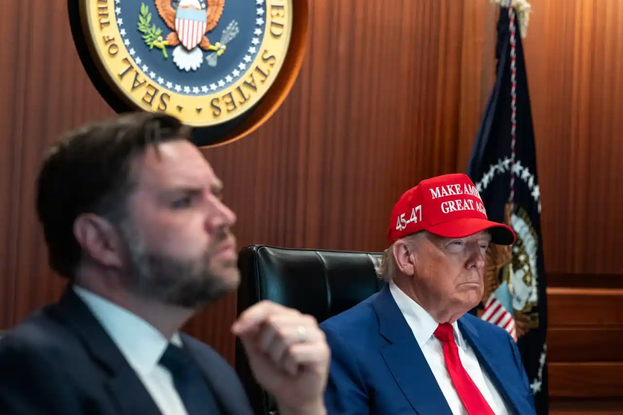 Image from 𝗩𝗘𝗡𝗘 𝗠𝗨𝗡𝗗𝗢 𝗡𝗢𝗧𝗜𝗖𝗜𝗔𝗦 𝗙𝗚: 🇺🇸🇮🇷Donald Trump y otros altos funcionarios, incluido el vicepresi...