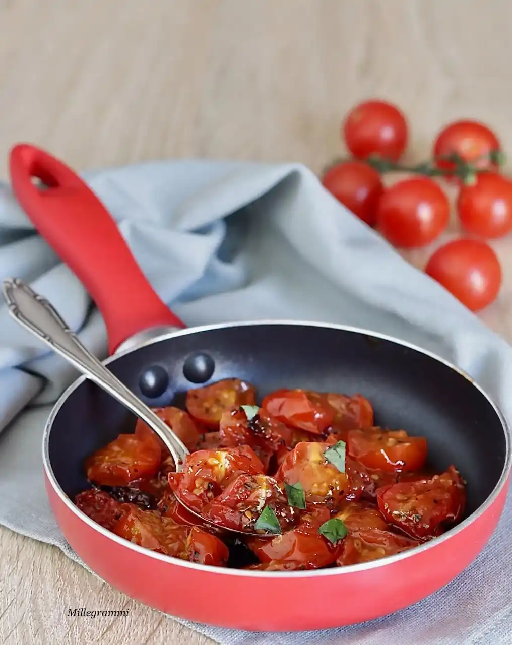 Image from Millegrammi - blog di cucina: PPOMODORINI CONFIT IN PADELLA Dimentica il forno e falli così. Sono bu...