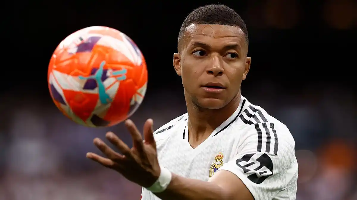 Image from Mail Sport | Lionel Messi 🇦🇷: Real Madrid issue Kylian Mbappe health update after star was hospitali...