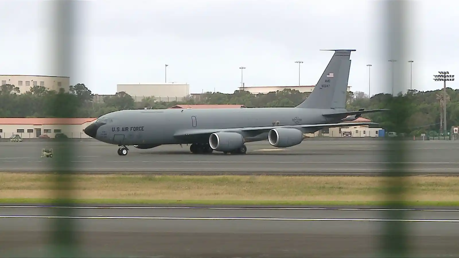 Image from RTP Notícias : *Aviões norte-americanos na base da Lajes* A base da Lajes, na ilha T...