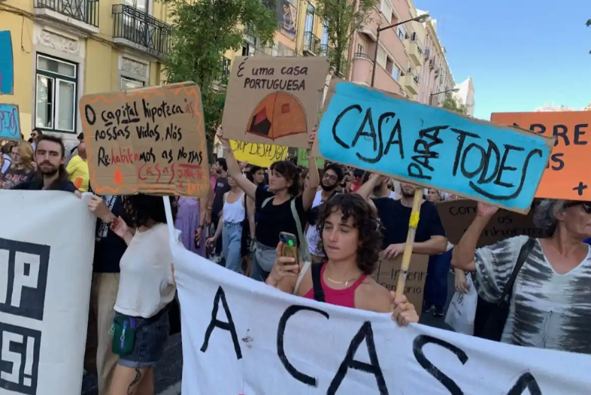 Image from RTP Notícias : *Casa para Viver convoca manifestações nacionais.* A plataforma Casa ...