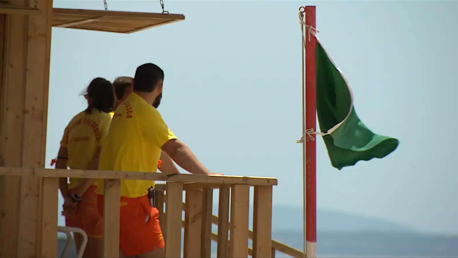 Image from RTP Notícias : *Época balnear aberta. Várias praias do norte já têm vigilância*  A ép...