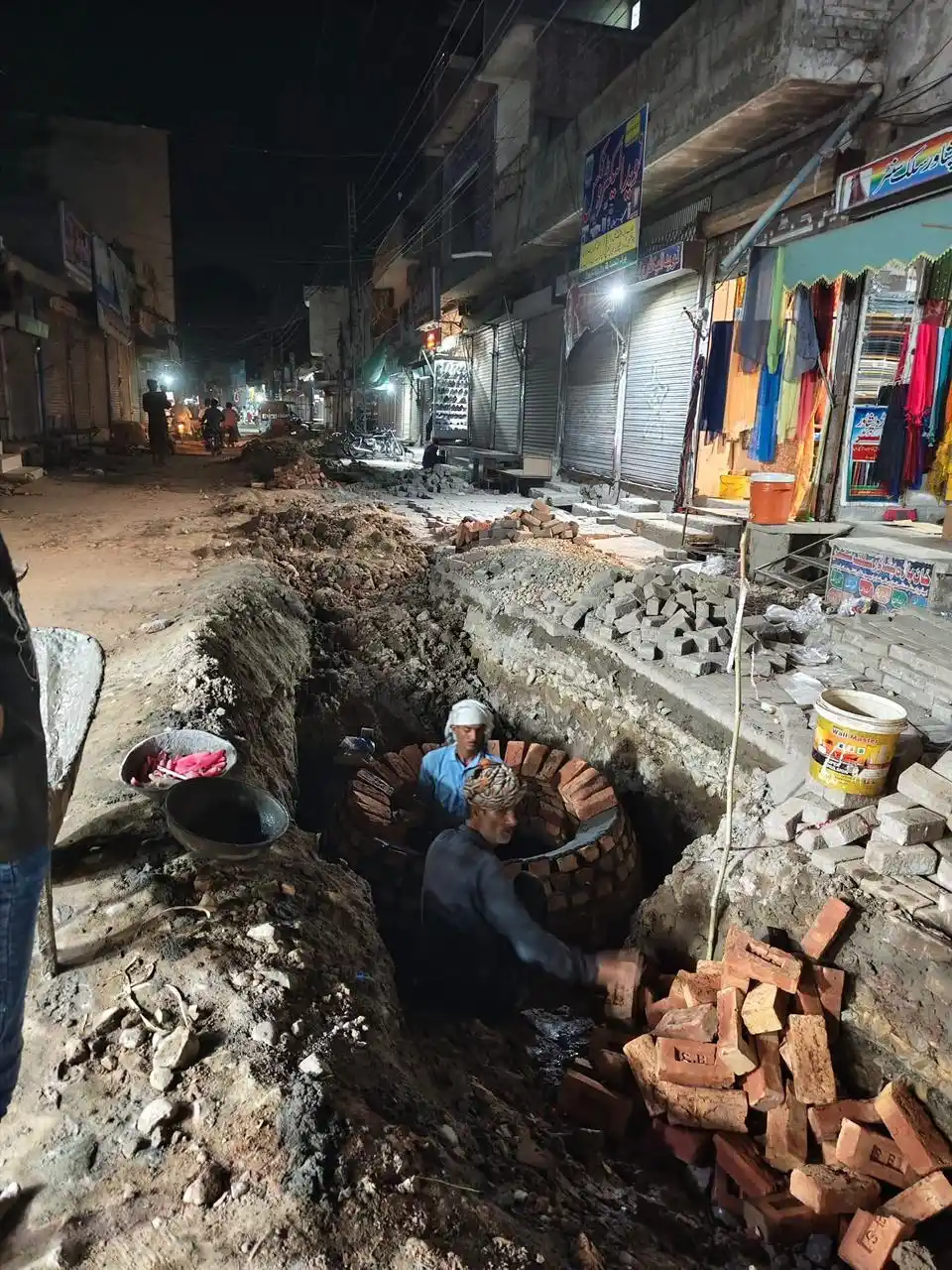 Image from SIALKOT BEAUTY NEWS : جب ایک سڑک مکمل تیار ہو جاتی ہے، لاکھوں روپے خرچ کر کے اس کی کارپٹ یا ...