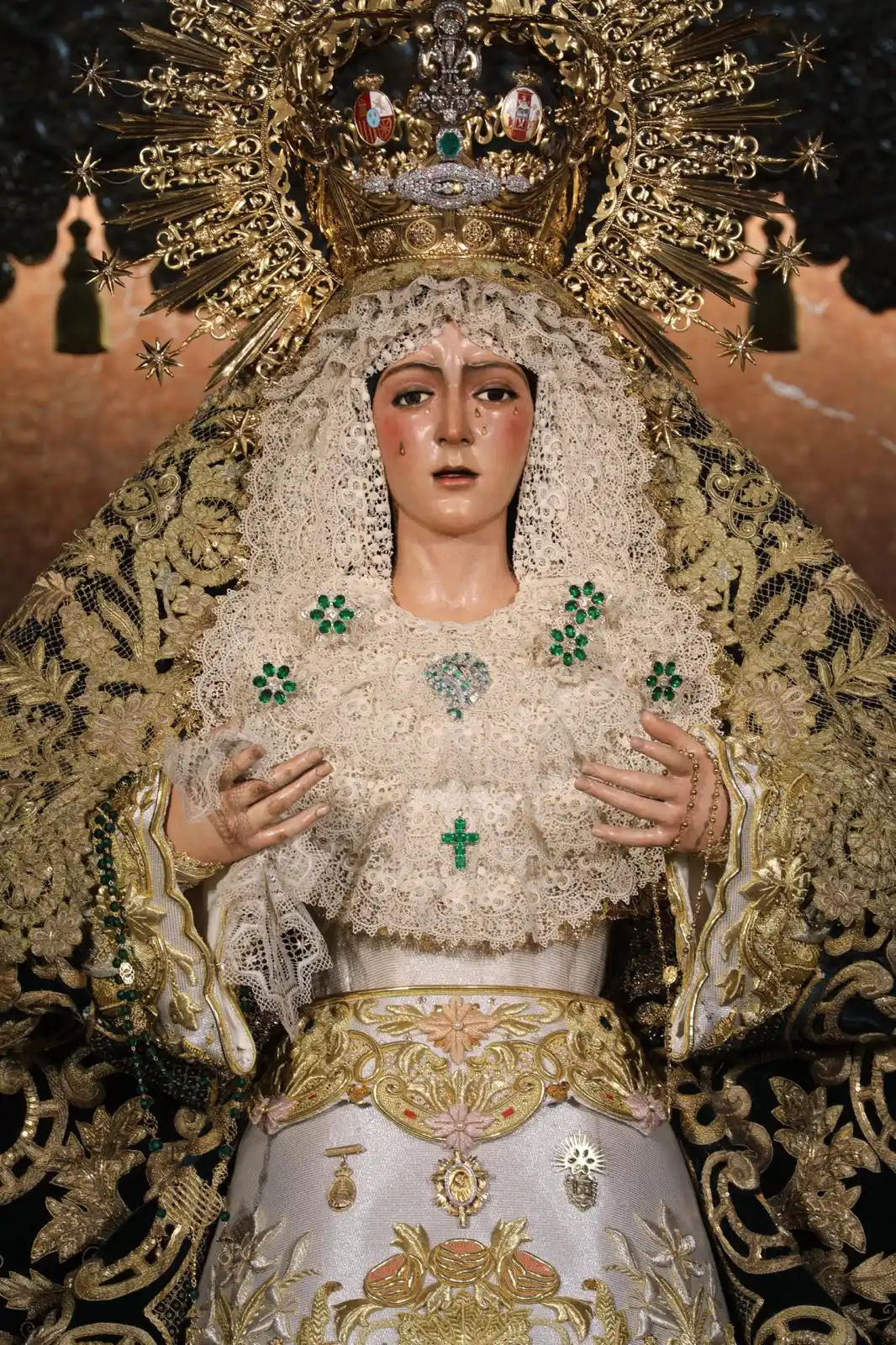 Image from Hermandad de la Macarena: La Santísima Virgen de la Esperanza ha sido repuesta nuevamente al cul...