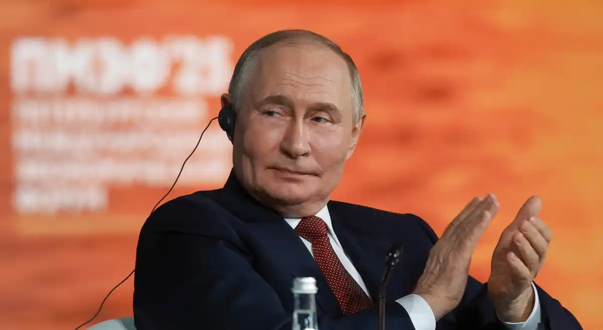 Image from RTP Notícias : *Putin diz que Rússia e Ucrânia são "um só povo" e admite assumir o co...