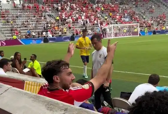 Image from A BOLA: A discussão entre Kokçu e Lage vista junto ao banco 👉https://brnw.c...
