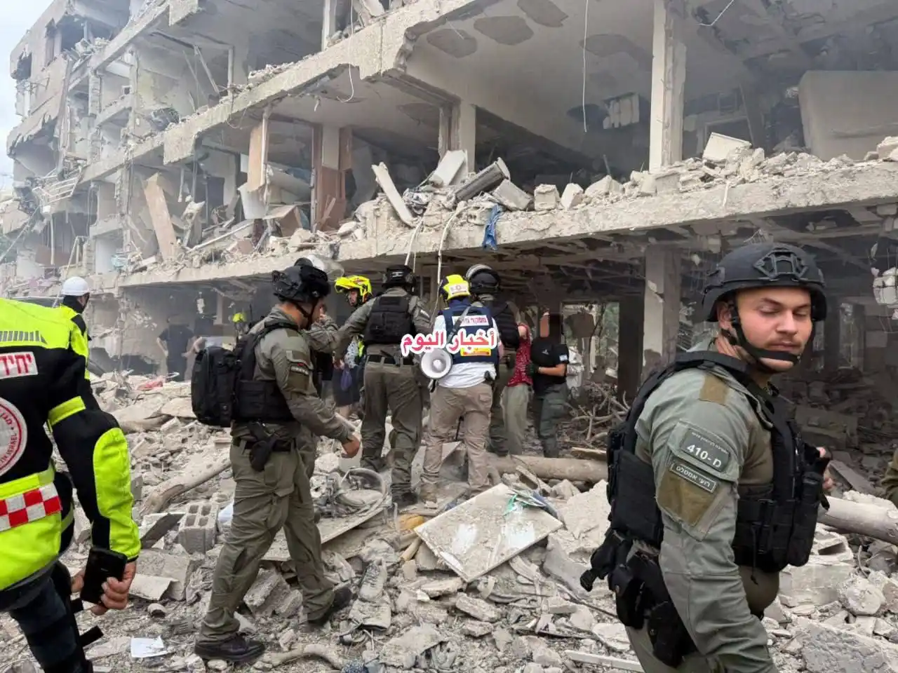 Image from وكالة فلسطين اليوم الإخبارية: 🔴 انتشال اعداد من الاصابات بالداخل المحتل مكان سقوط الصواريخ الإيراني...