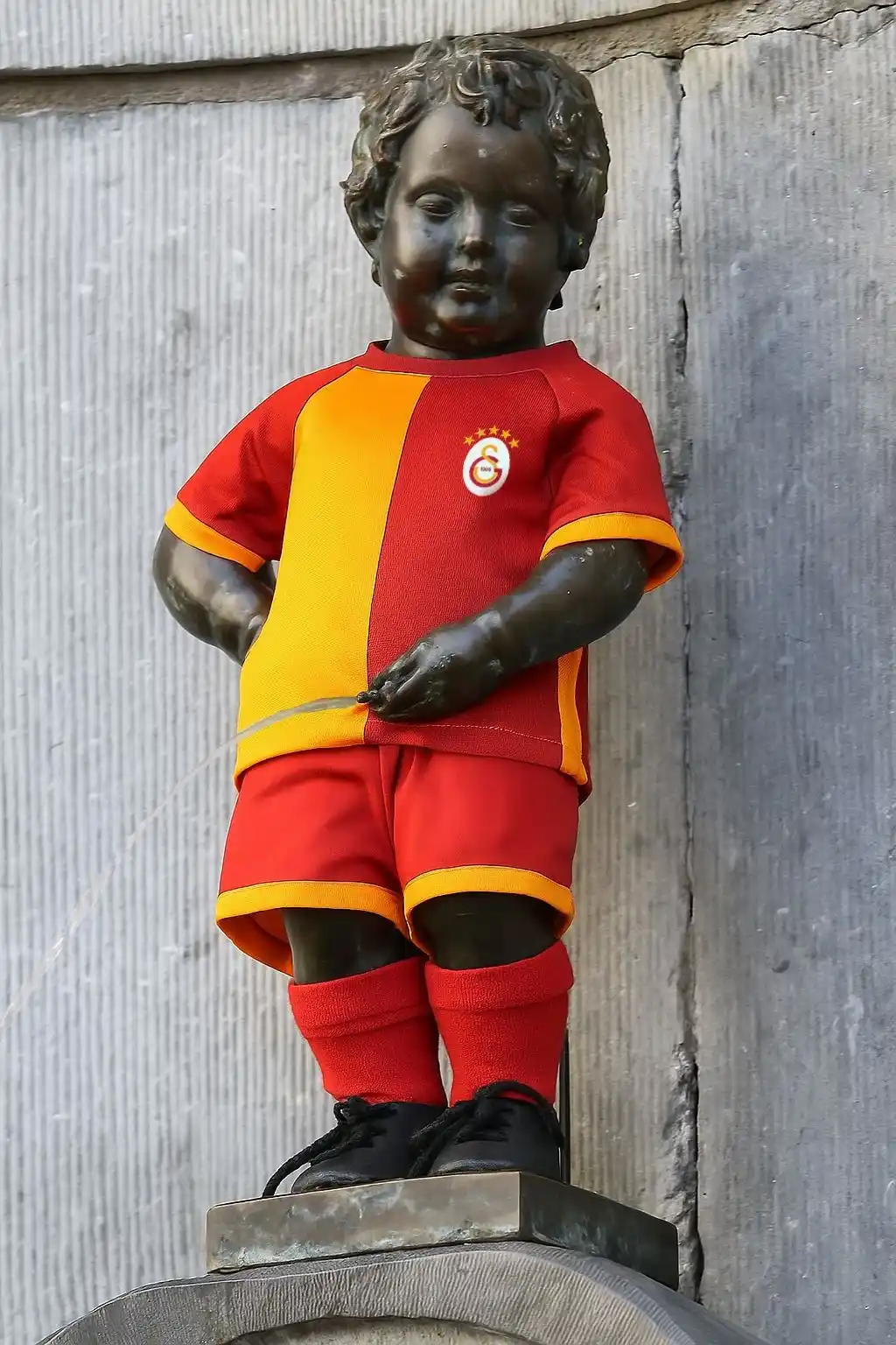 Image from Onedio: Belçika'nın başkenti Brüksel'de, şehrin 406 yıllık ikonik simgesi Mann...