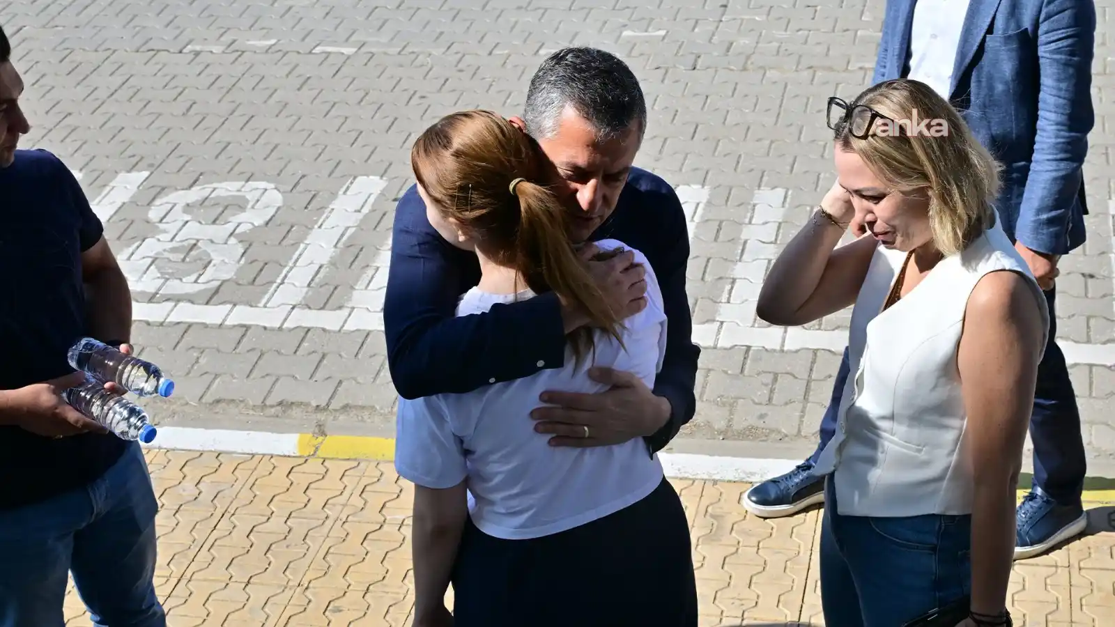 Image from Onedio: CHP Genel Başkanı Özgür Özel, hayatını kaybeden Manisa Büyükşehir Bele...