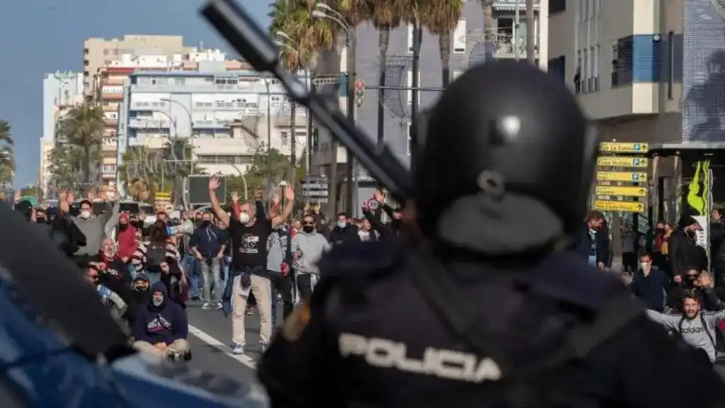 Image from Periódico OCTUBRE: *Comunicado: ¡Todo el apoyo a la huelga del metal en Cádiz! ¡Por la di...