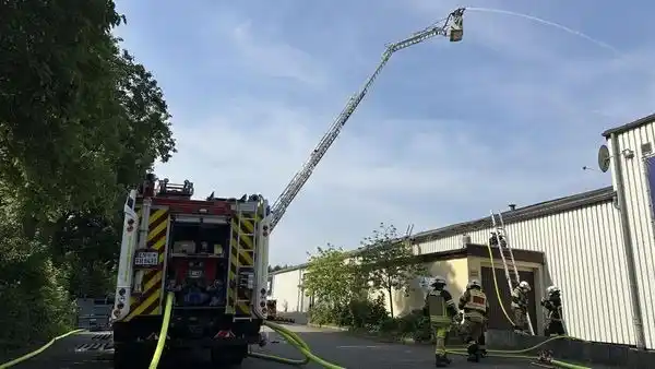 Image from WP Herdecke & Wetter – Westfalenpost: *Dach von Padel-Anlage brennt – Feuerwehr Herdecke aktiv* Am Mittwochm...