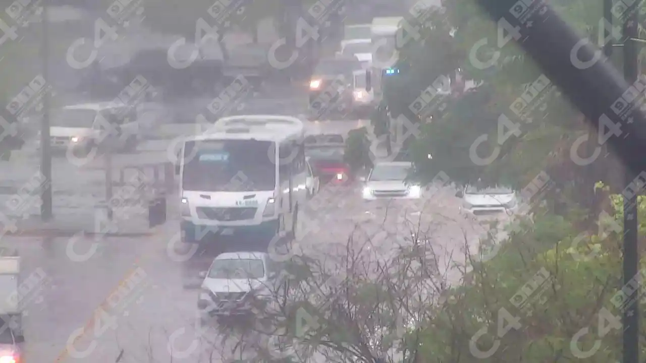Image from Entérate León 🦁: 🌧️🚧 Encharcamientos sobre vialidad en zona sur🚨 🚫Se recomienda a ...