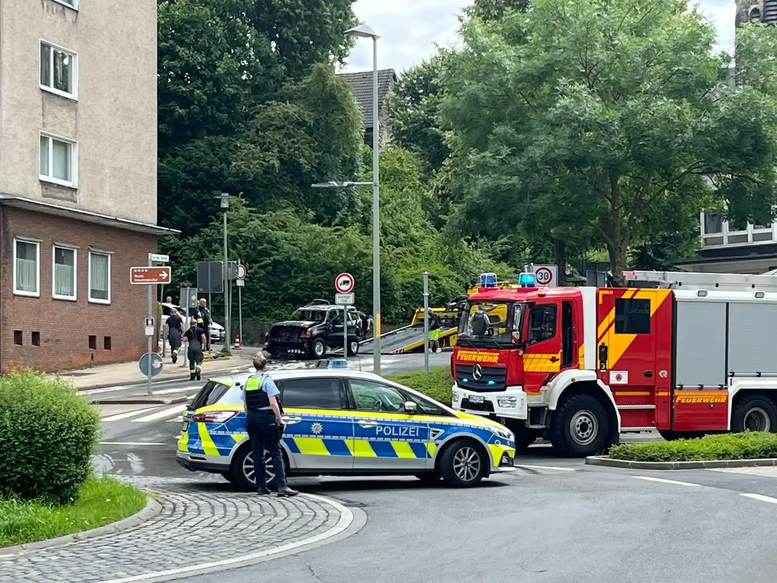 Image from WP Herdecke & Wetter – Westfalenpost: *Fahrer kann sich retten: Auto geht plötzlich in Flammen auf* Ein Feue...