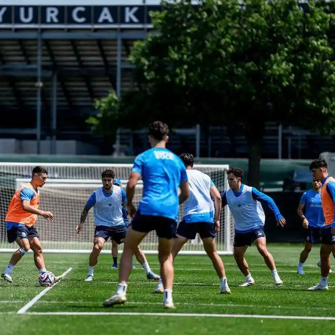 Image from A BOLA: FC Porto: treino em Nova Jérsia com novidades  👉https://brnw.ch/21wTz...