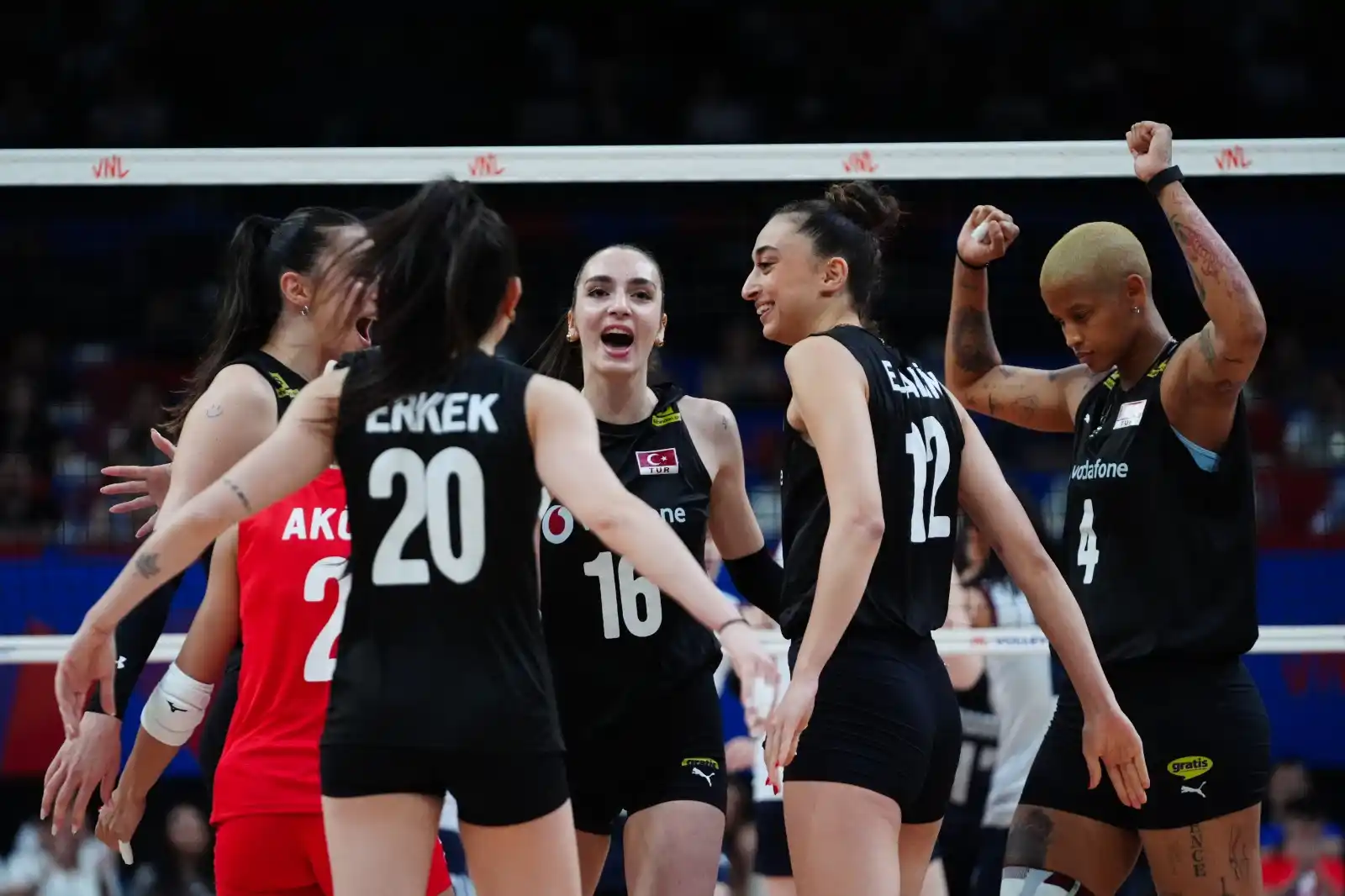 Image from Onedio: Filenin Sultanları 7'de 7 yaptı!  🏐A Milli Kadın Voleybol Takımı, Mil...