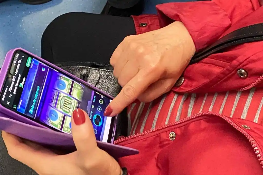 Image from Folha Mercado: *Google libera apps de bets e 'tigrinho' na Play Store*  https://tinyu...