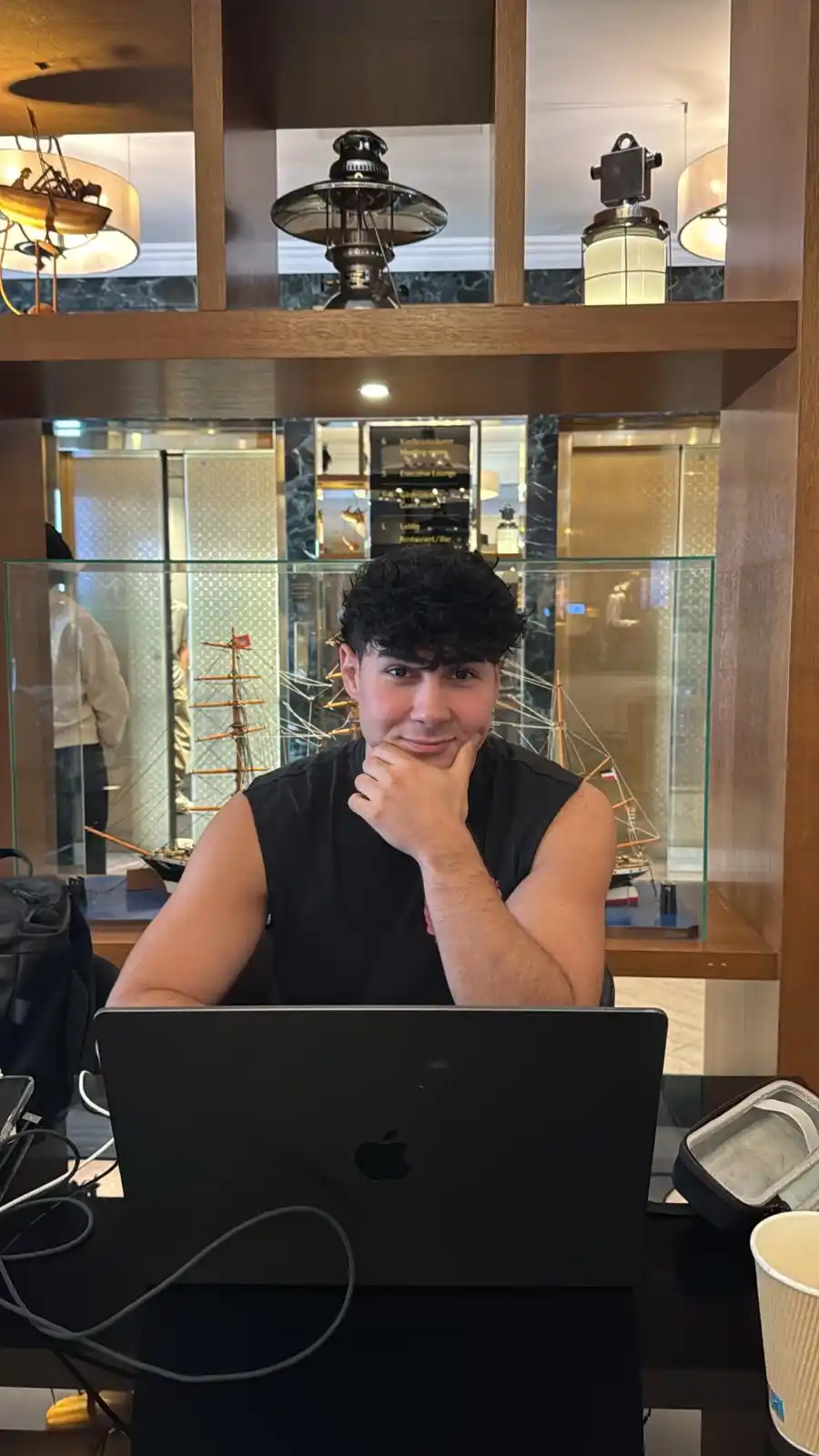 Image from Rick Azas: Haha schaut mal wen ich in der Lobby getroffen habe 🤣 kennt ihr den? ...