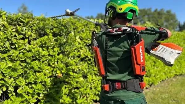 Image from WP Herdecke & Wetter – Westfalenpost: *Herdecke: Grünpfleger schneiden Hecken mit „Exoskeletten“* Sie sehen ...
