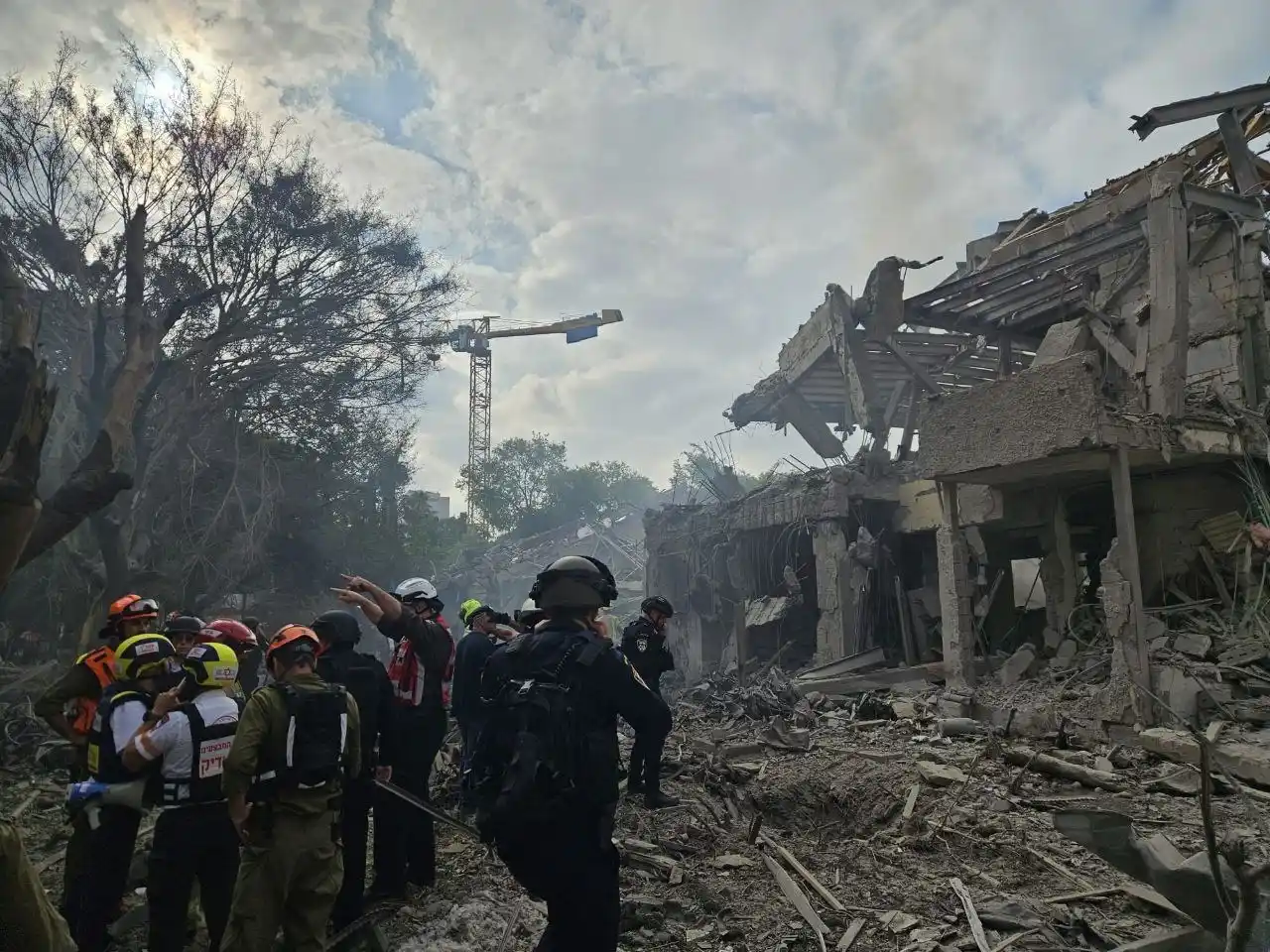 Image from Onedio: İran, İsrail'e 30 füze fırlattı! ABD'nin nükleer tesisleri bombalamas...
