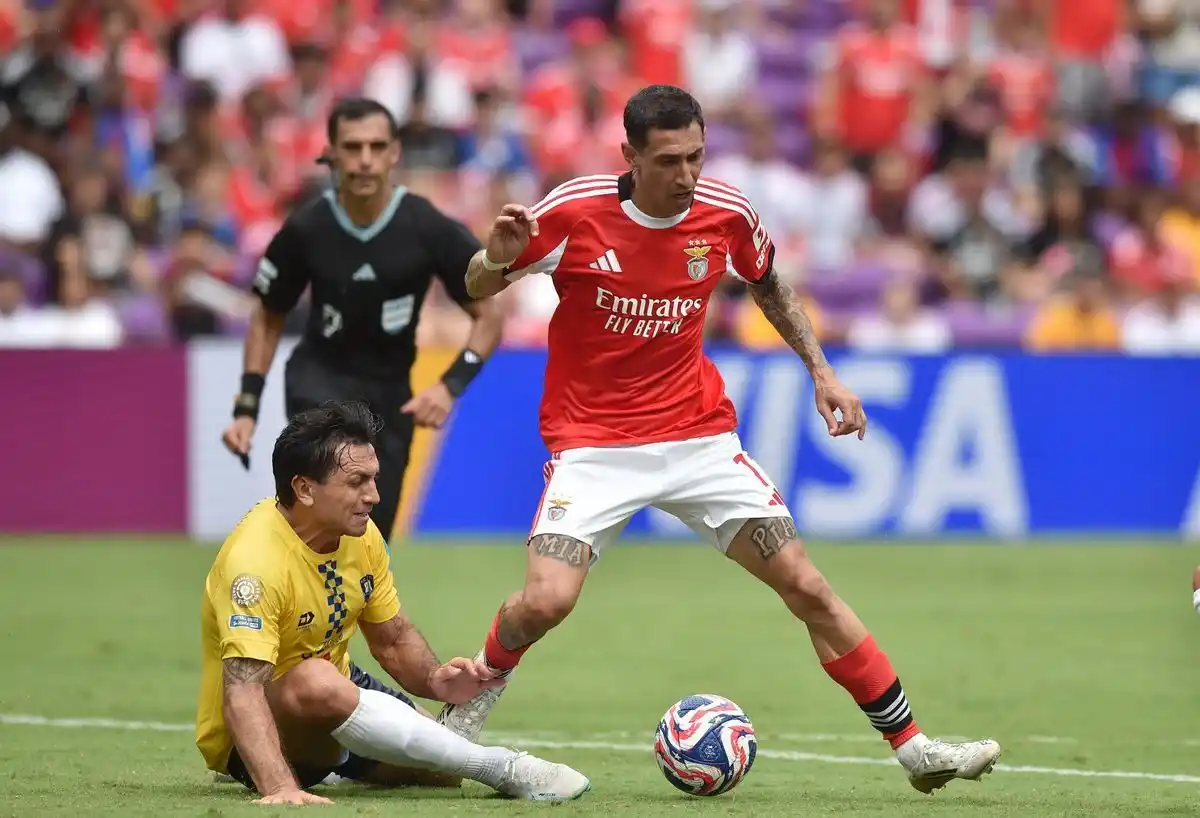 Image from A BOLA: Jogador do Auckland que ficou com camisola de Di María é barbeiro 👉h...