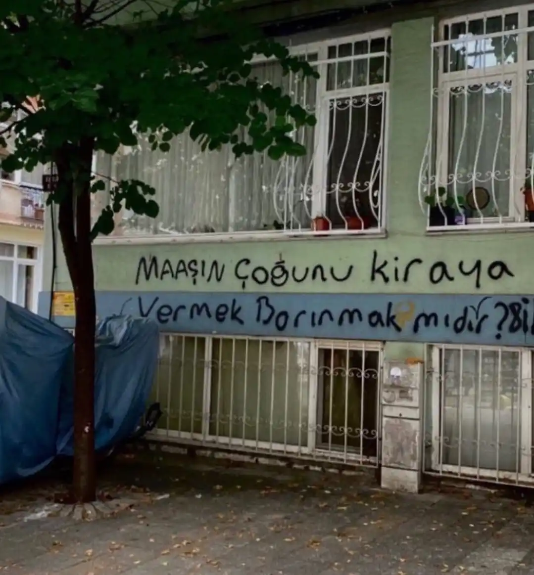 Image from Onedio: Kadıköy'de bir duvar yazısı:   "Maaşın çoğunu kiraya vermek barınmak m...