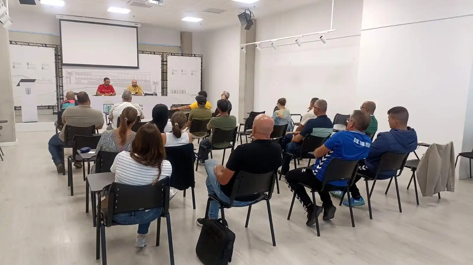 Image from Canal de Comunicación FFLasPalmas: 👥 | La FIFLP celebra una reunión informativa con los clubes de fútbol...