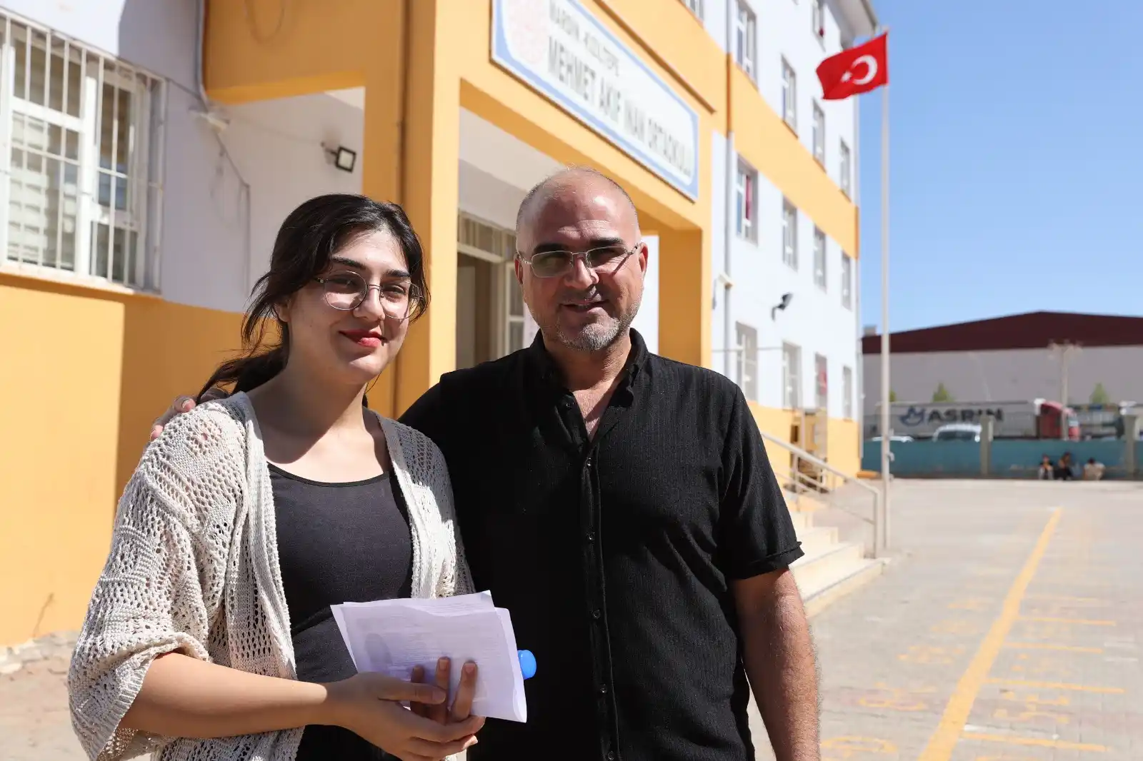 Image from Onedio: Mardin’de bir baba, kızının heyecanına ortak olmak için YKS sınavına g...
