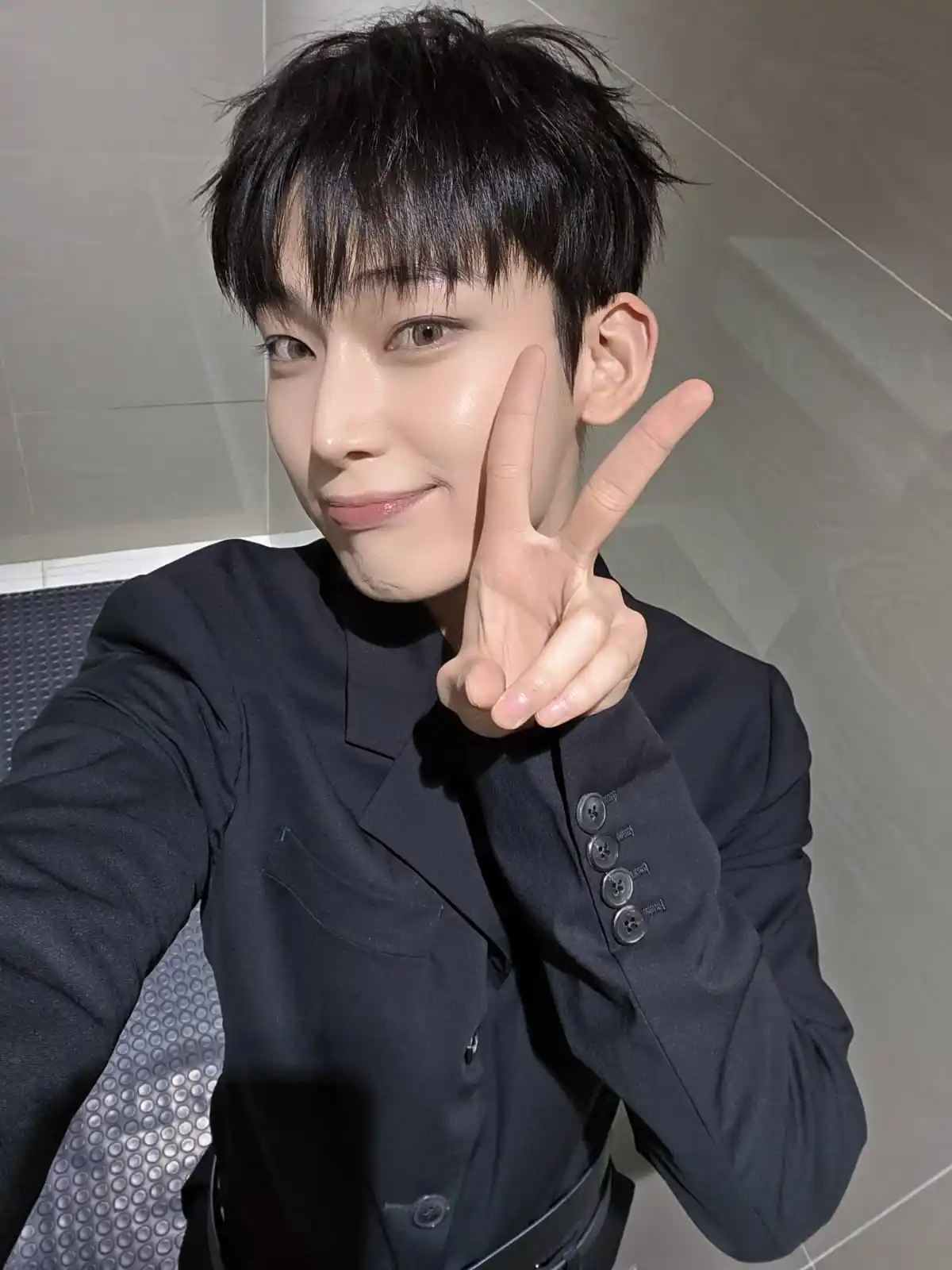 Image from ENHYPEN UPDATE ♡ ONE TWO CONNECT: 🩶 *_SUNOO WEVERSE UPDATE_* 🩶  🦊 : Semoga harimu menyenangkan. Selam...