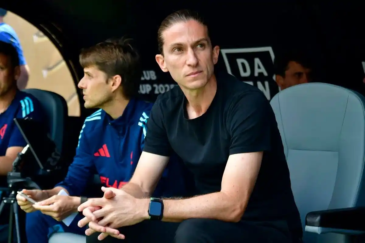Image from A BOLA: Treinador do Flamengo radiante após bater o Chelsea  👉 https://brnw.c...