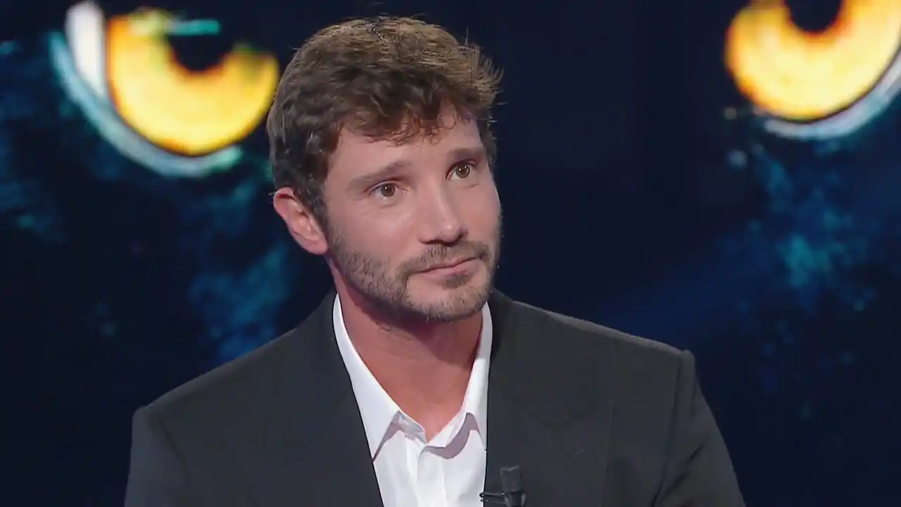 Image from Libero Magazine: Affari Tuoi, Franco dà retta alla moglie che punge il Dottore: "Una pr...
