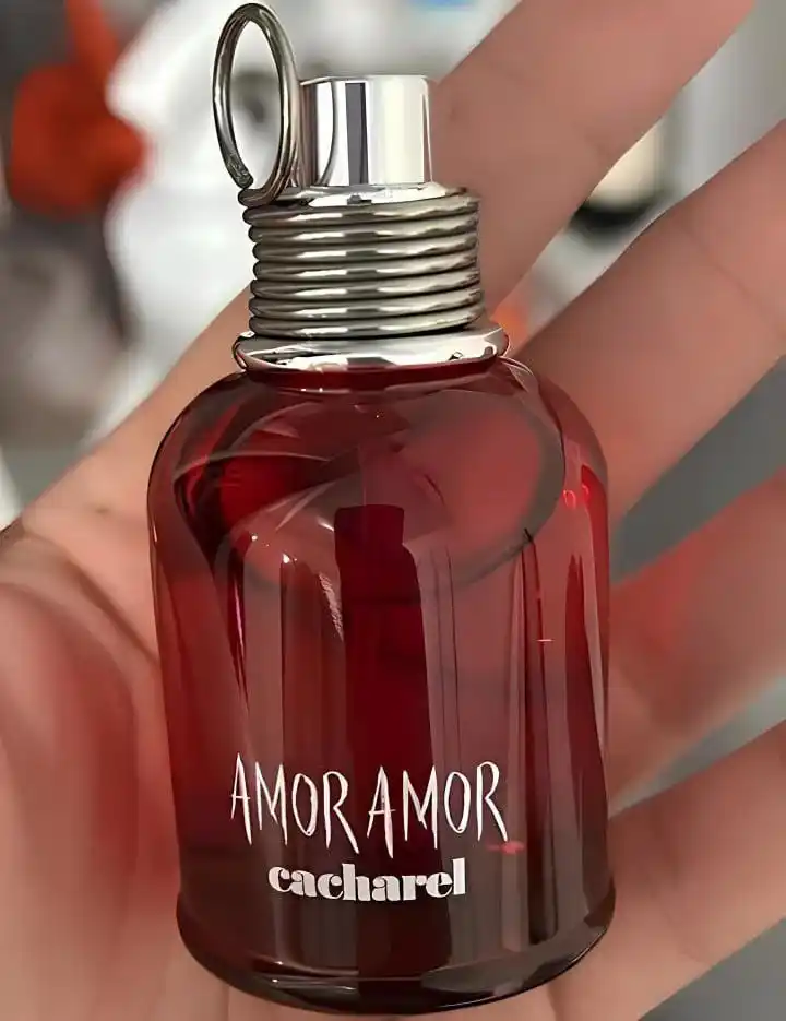 Image from Promoções e cupons 📢 por @achadinhosmos: AQUELE CHEIRO PRA DEIXAR TODO MUNDO APAIXONADO Perfume Cacharel Amor...