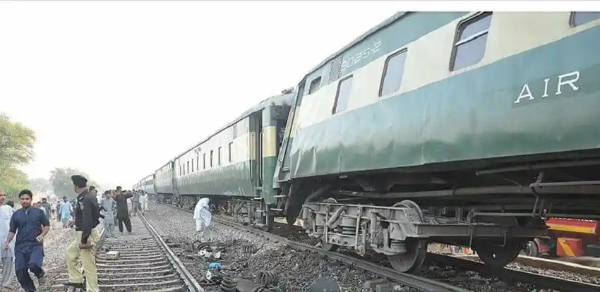 Image from KARACHI UPDATE~🌍🇵🇰: *KARACHI UPDATE~*🌍🇵🇰 *خانیوال میں افسوسناک ٹرین حادثہ، 27 مسافر زخ...
