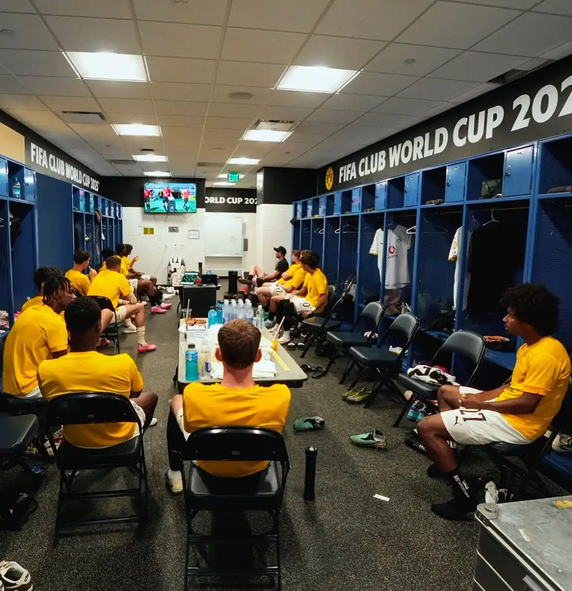 Image from Diário de torcedor: O calor fez com que os jogadores reservas do Borussia Dortmund assisti...