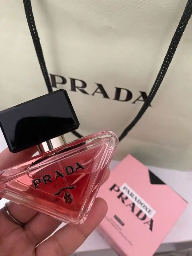 Image from Promoções e cupons 📢 por @achadinhosmos: O VERDADEIRO LUXO EM FORMA DE PERFUME 😮💨 Prada Paradoxe Intense Ed...