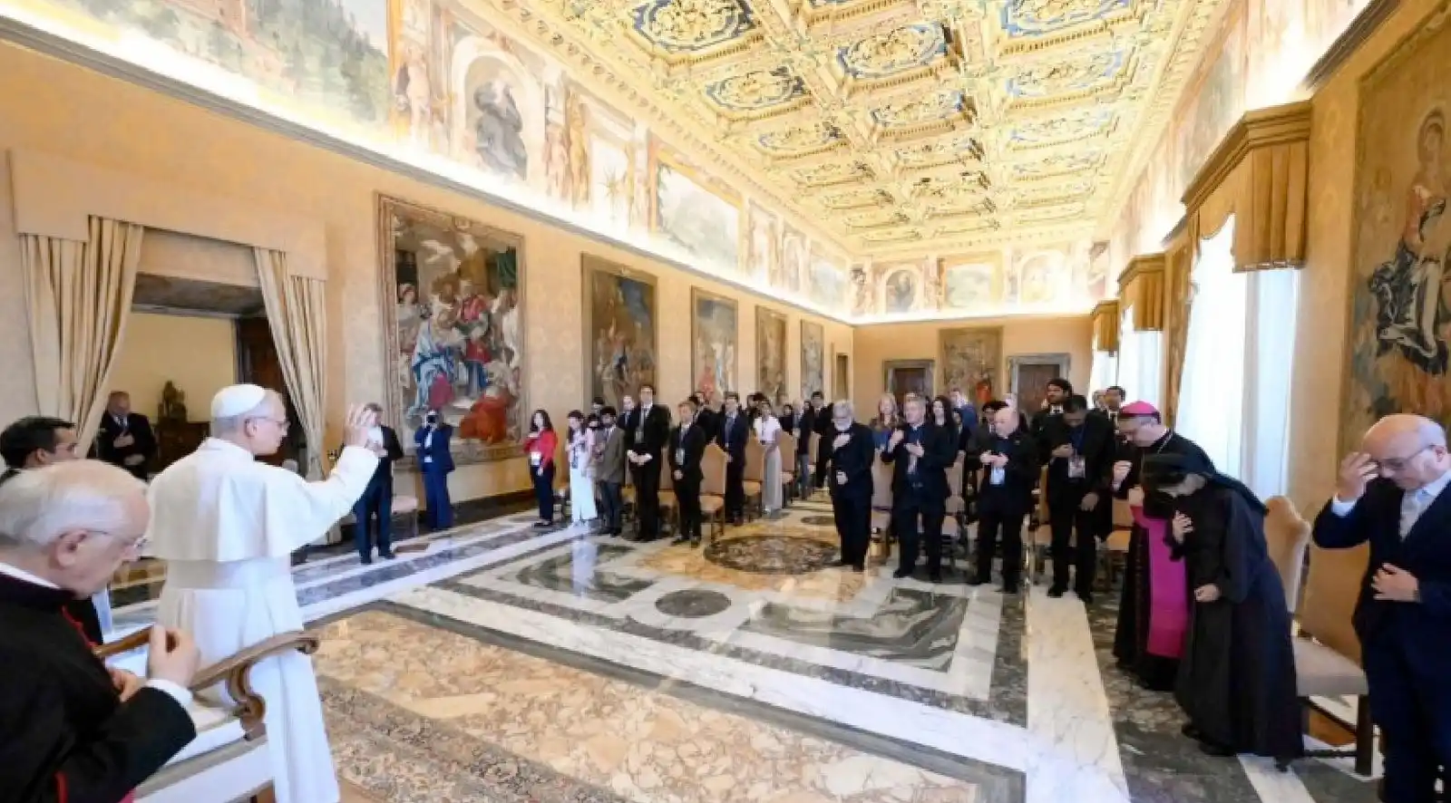 Image from ZENIT News Agency (english edition): Pope Leo XIV open to life on other planets? This is what he told young...