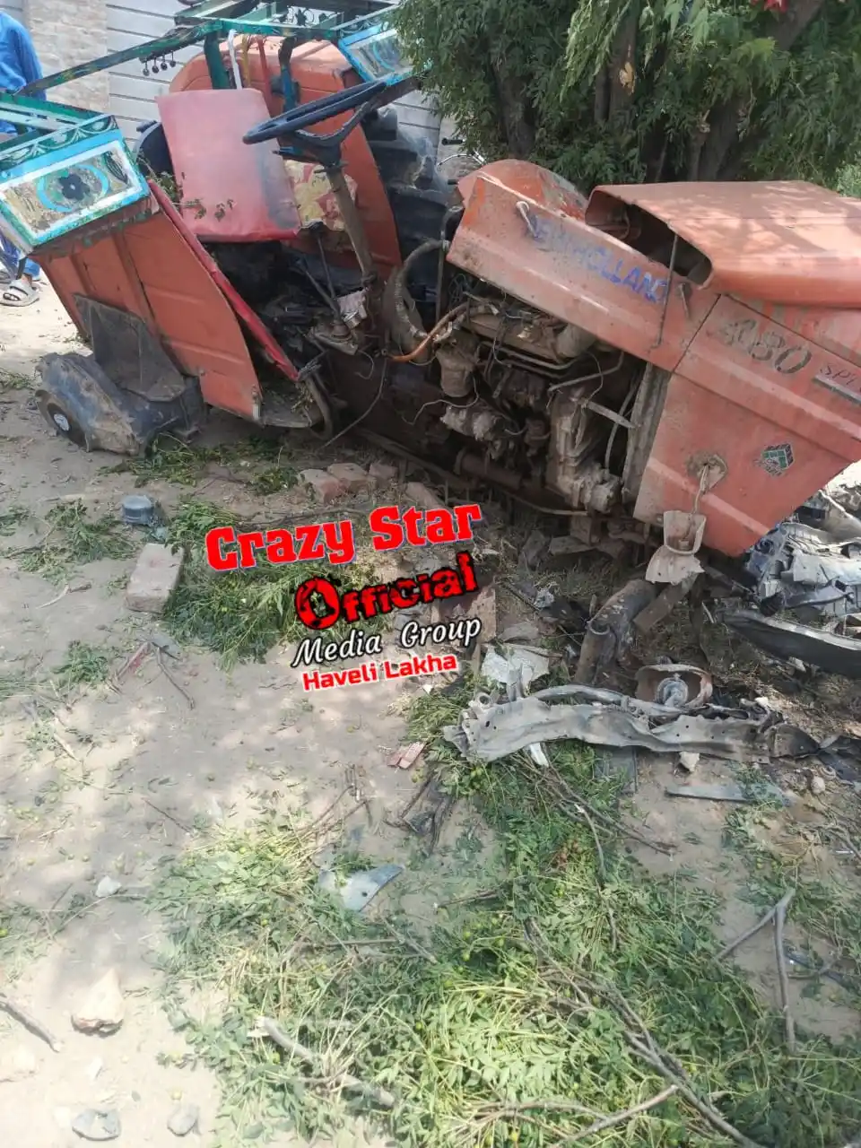 Image from 𝗖𝗿𝗮𝘇𝘆 𝗦𝘁𝗮𝗿 𝗢𝗳𝗳𝗶𝗰𝗶𝗮𝗹: سرگودھا موڑ میانوالی پر ایکسیڈنٹ   ٹریکٹر مکینک ٹریکٹر کی مرمت میں مصر...