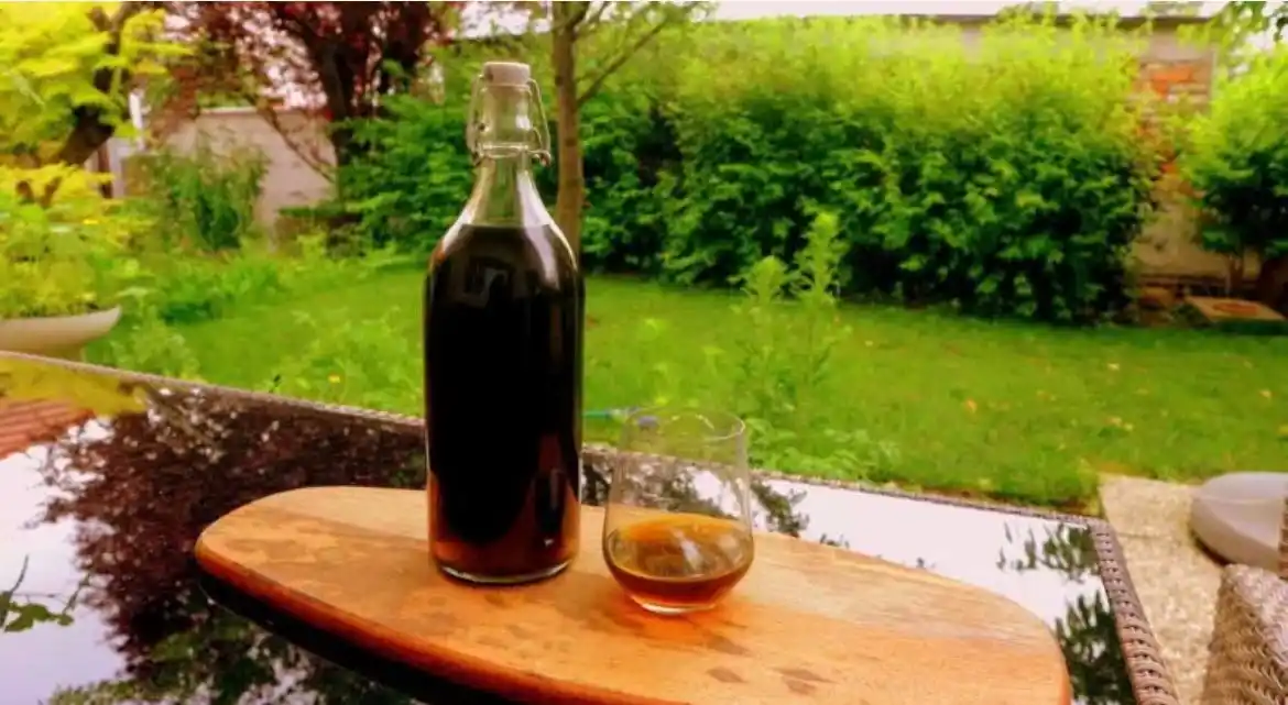 Image from Kräuterhexe - Schnu1: Ihr habt natürlich recht es wird ein Likör hergestellt. Traditionell w...