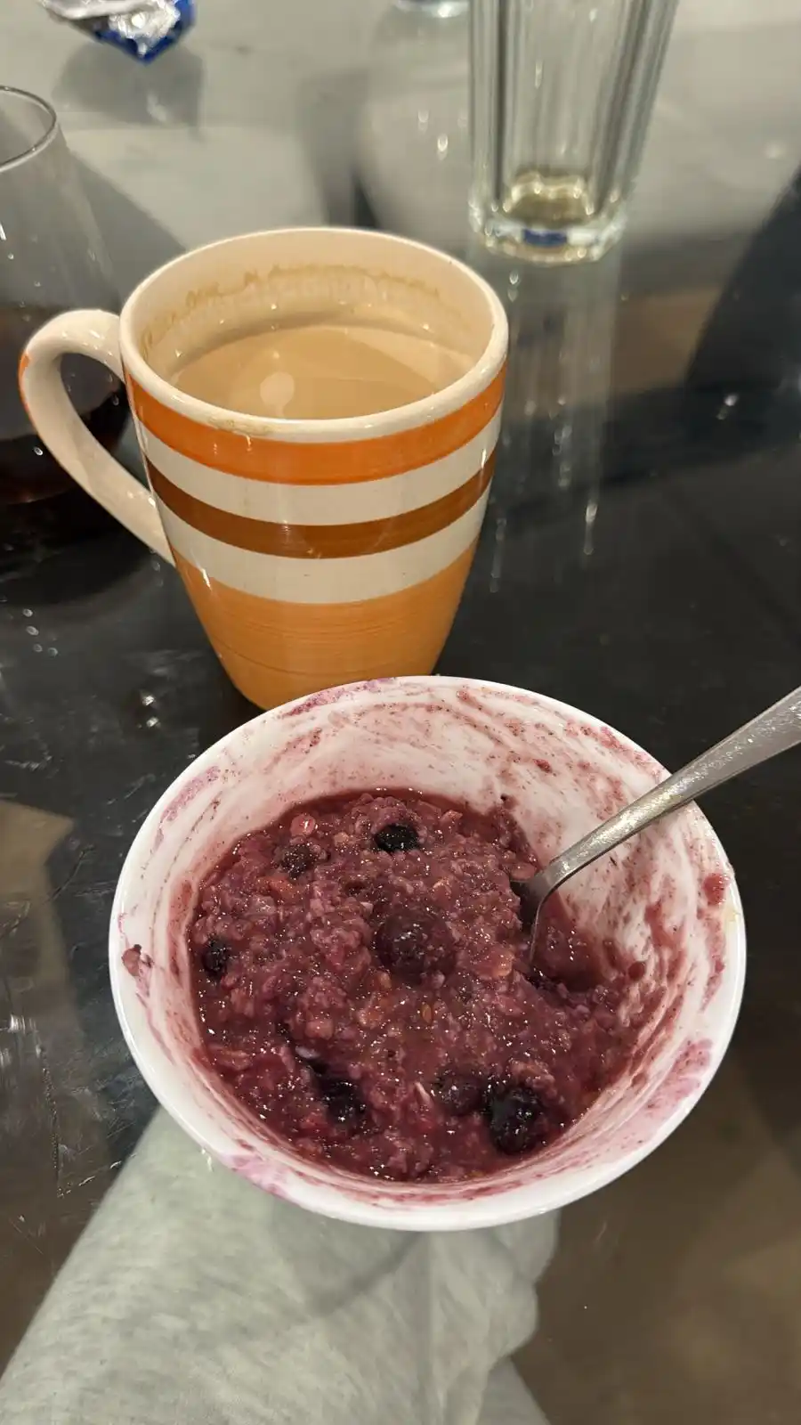 Image from la amiga de las girls🍆 : merienda: café con leche y avena con frutas...